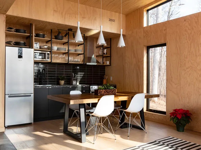 cuisine design noire dans maison en bois