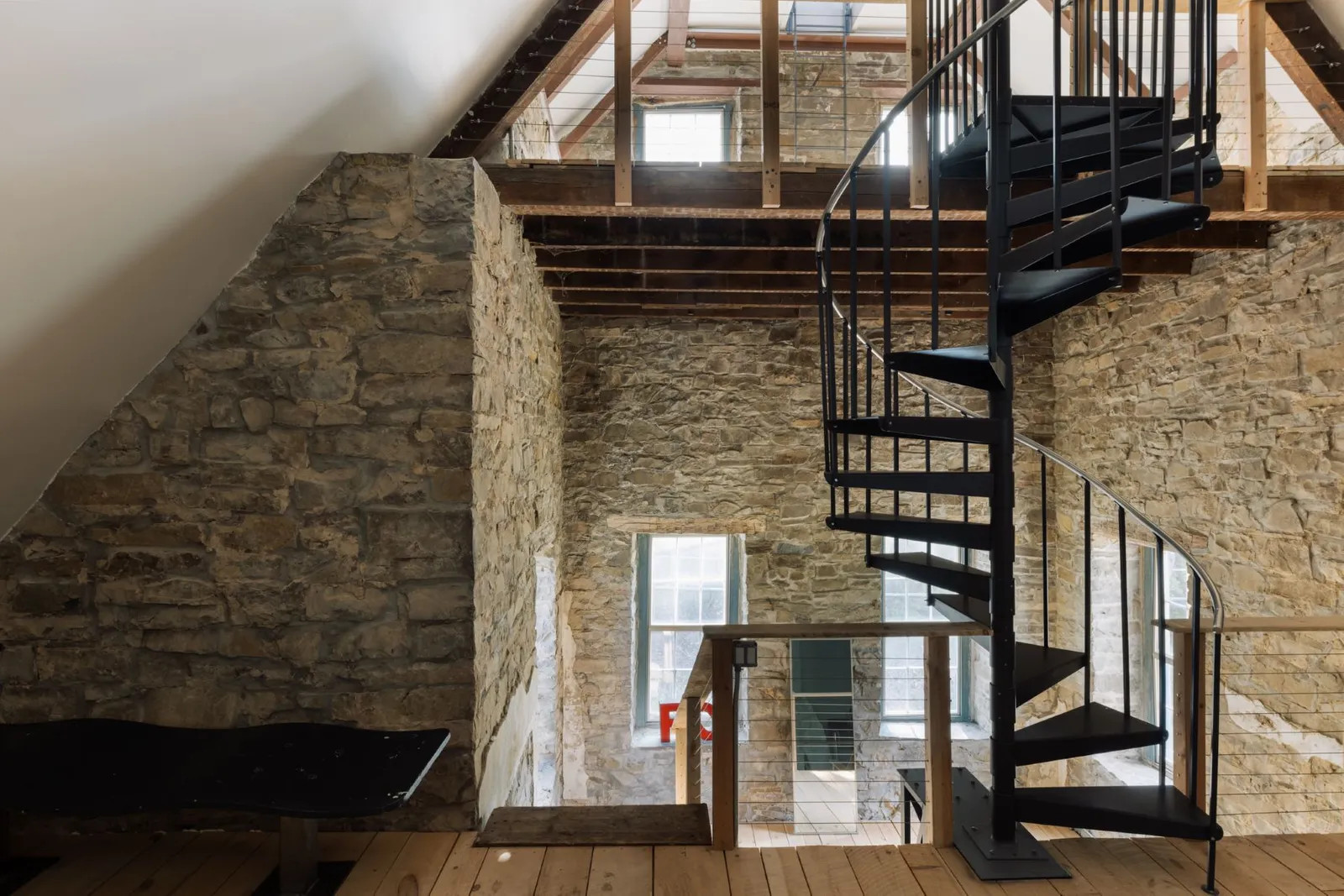 escalier acier dans maison en pierres