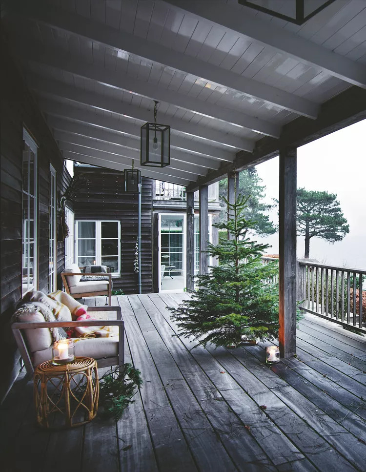terrasse bois noir avec sapin de Noël