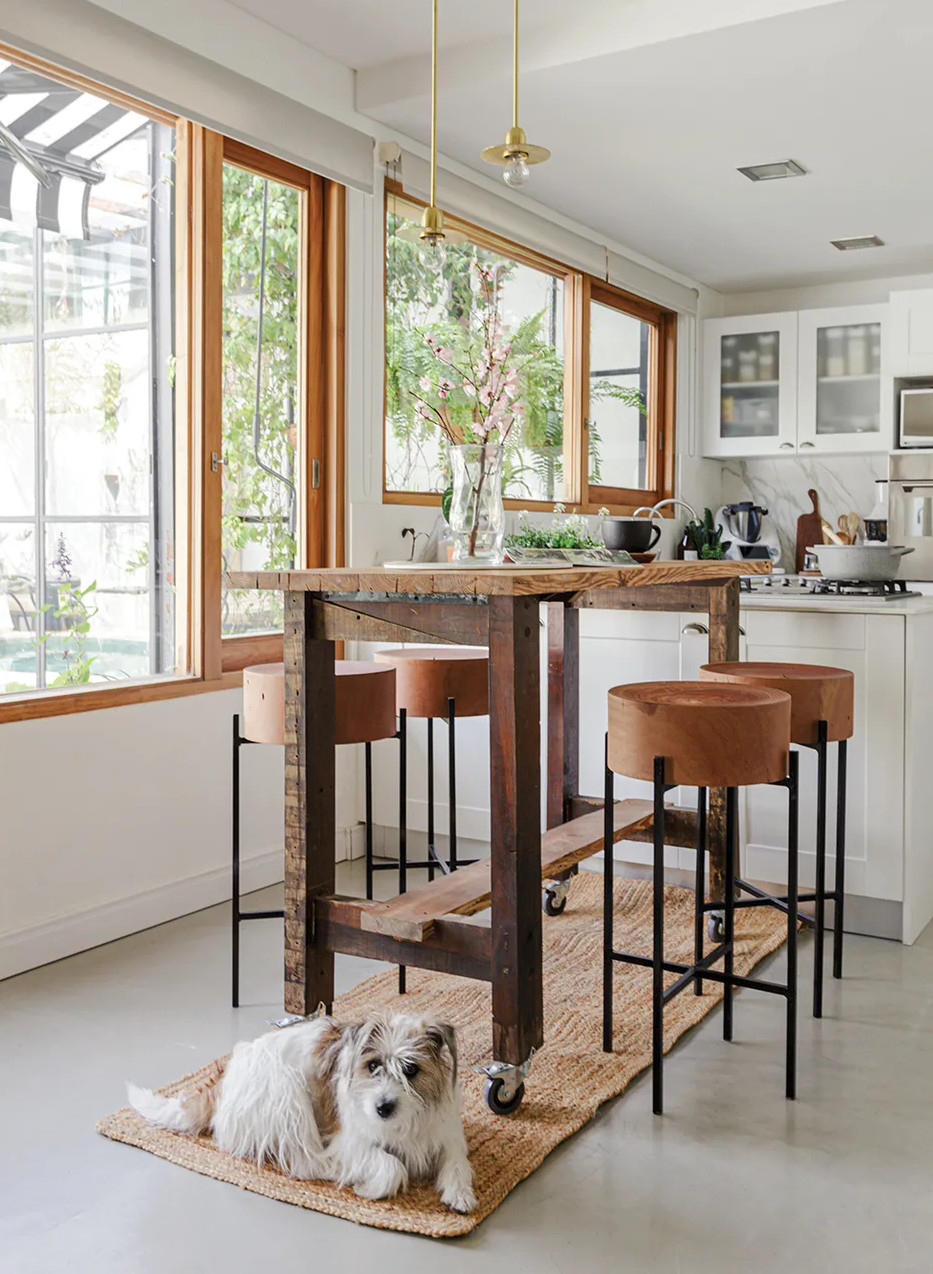 decoración de cocina en blanco natural y madera