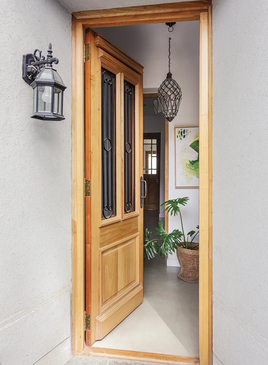 puerta de entrada de madera maciza y vidrio