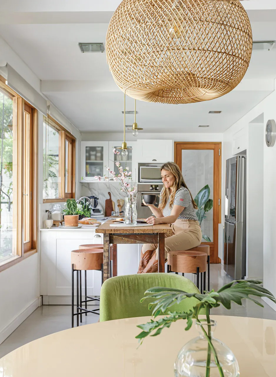 decoración de cocina en blanco natural y madera