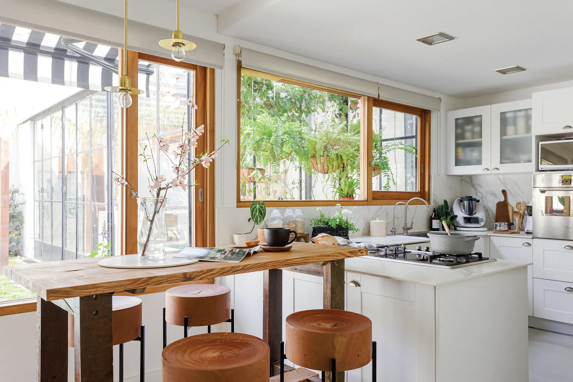 decoración de cocina en blanco natural y madera