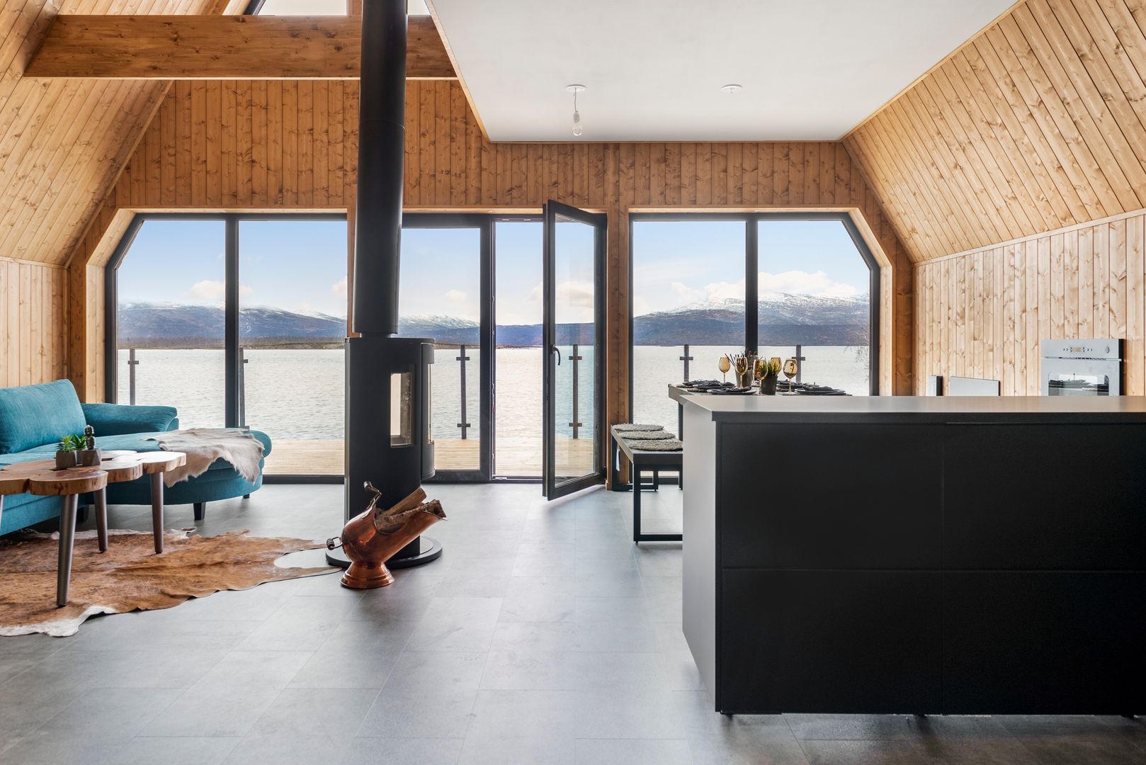 salon design avec baie vitrée maison A-Frame