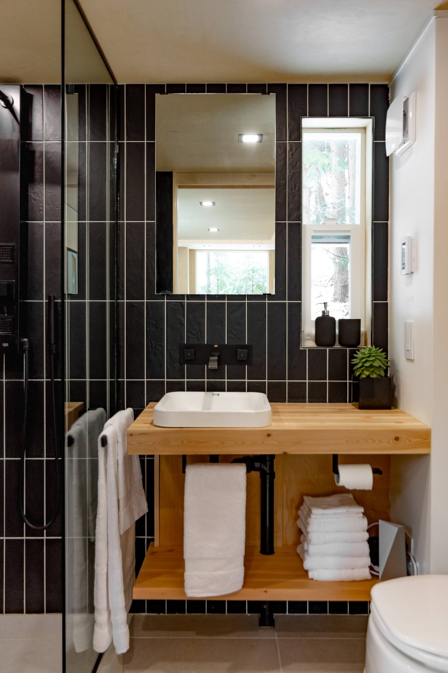 salle de bain design noire et bois