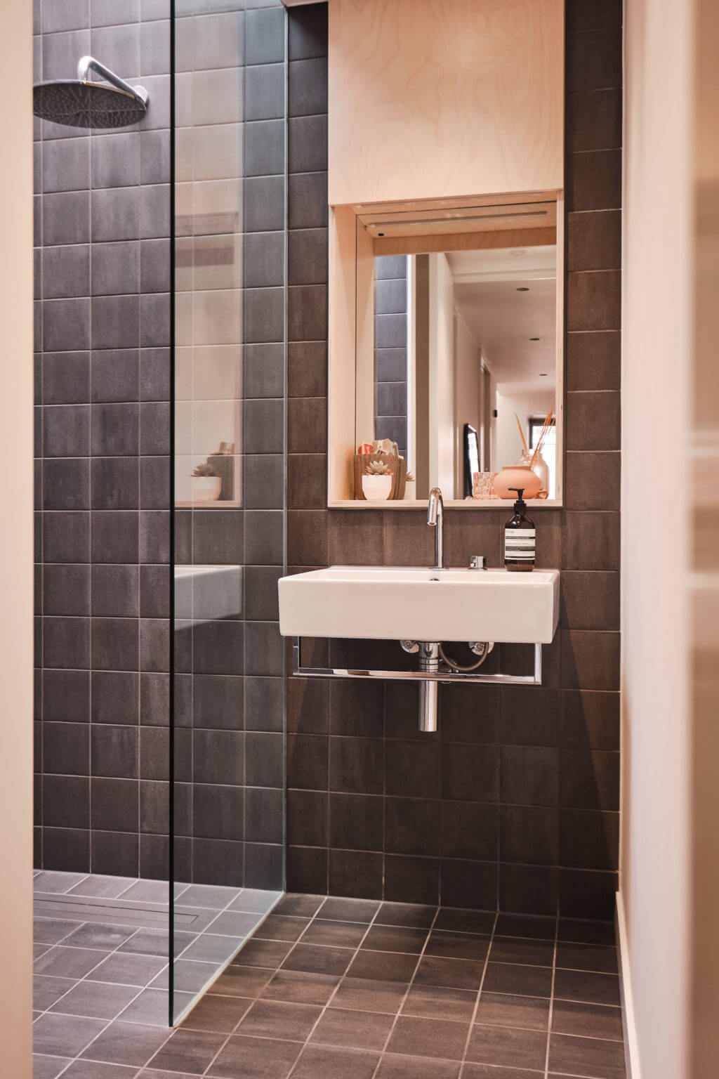 salle de bain design grise et bois clair