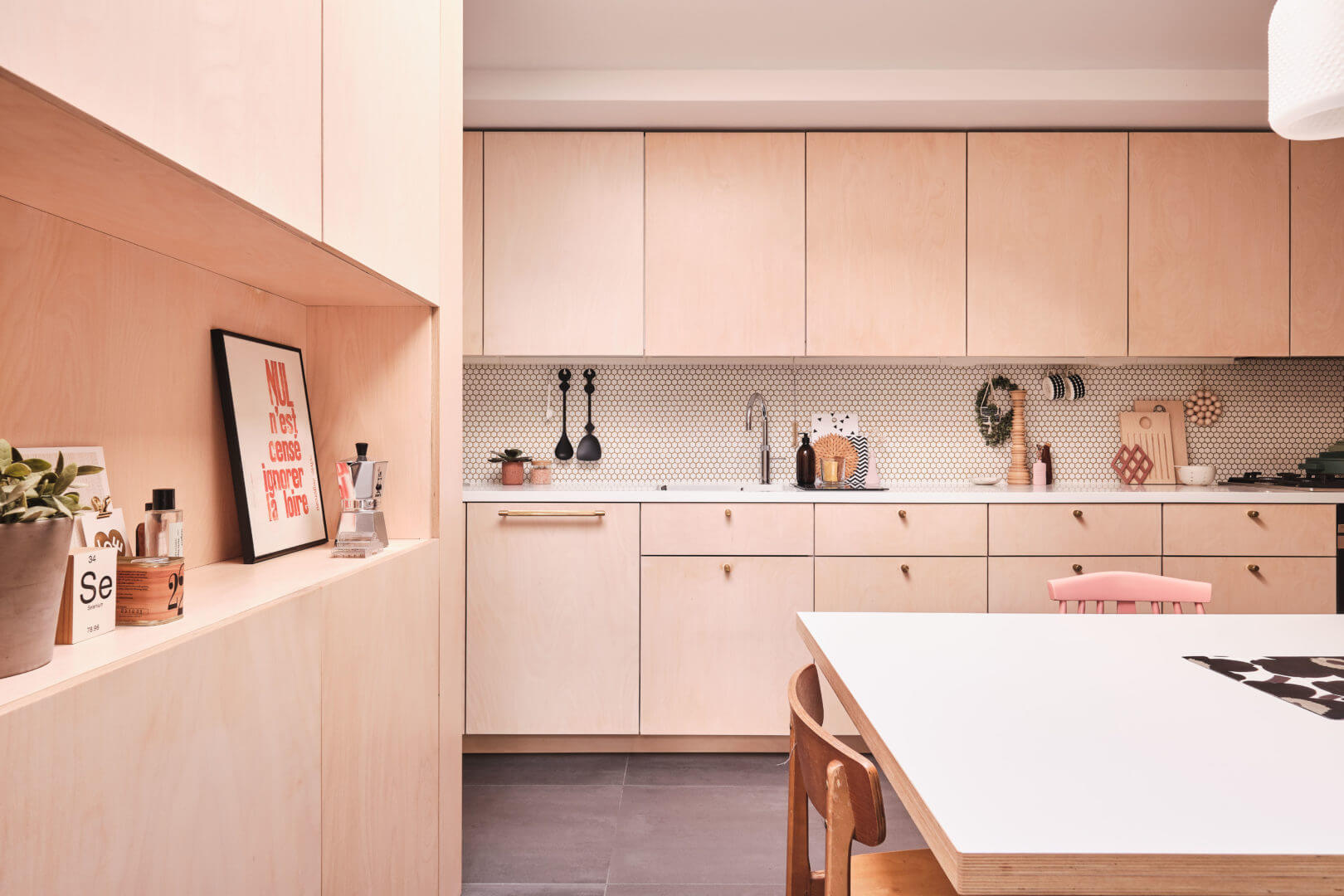 cuisine maison de ville décoration contemporaine rose et bois clair