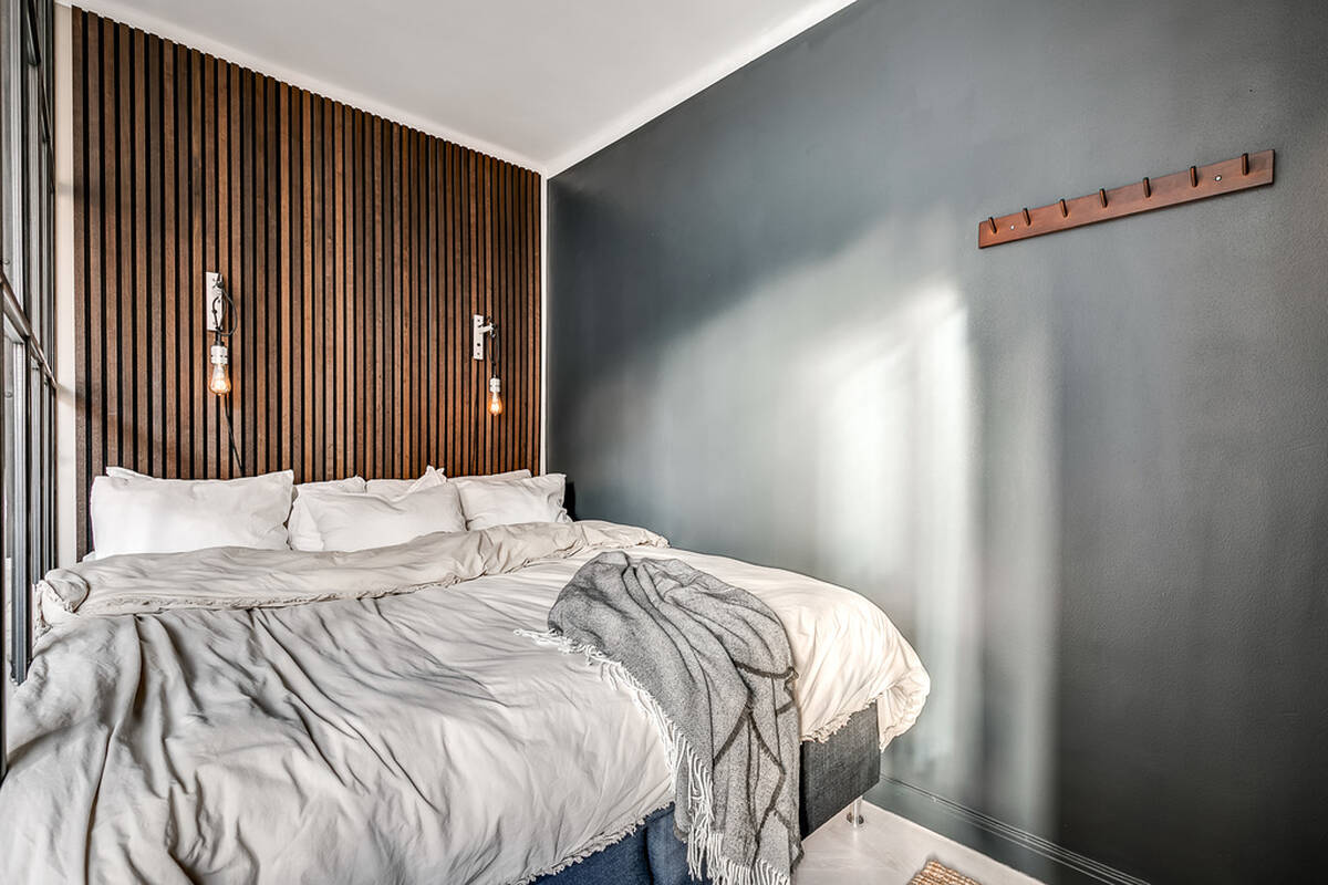 chambre avec tête de lit en tasseaux de bois