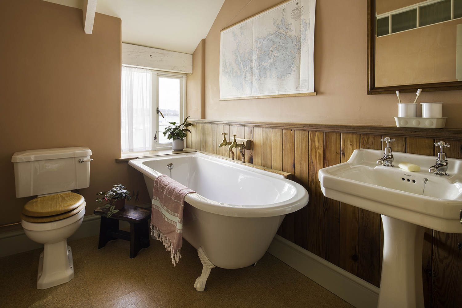 Retro English Cottage Bathroom