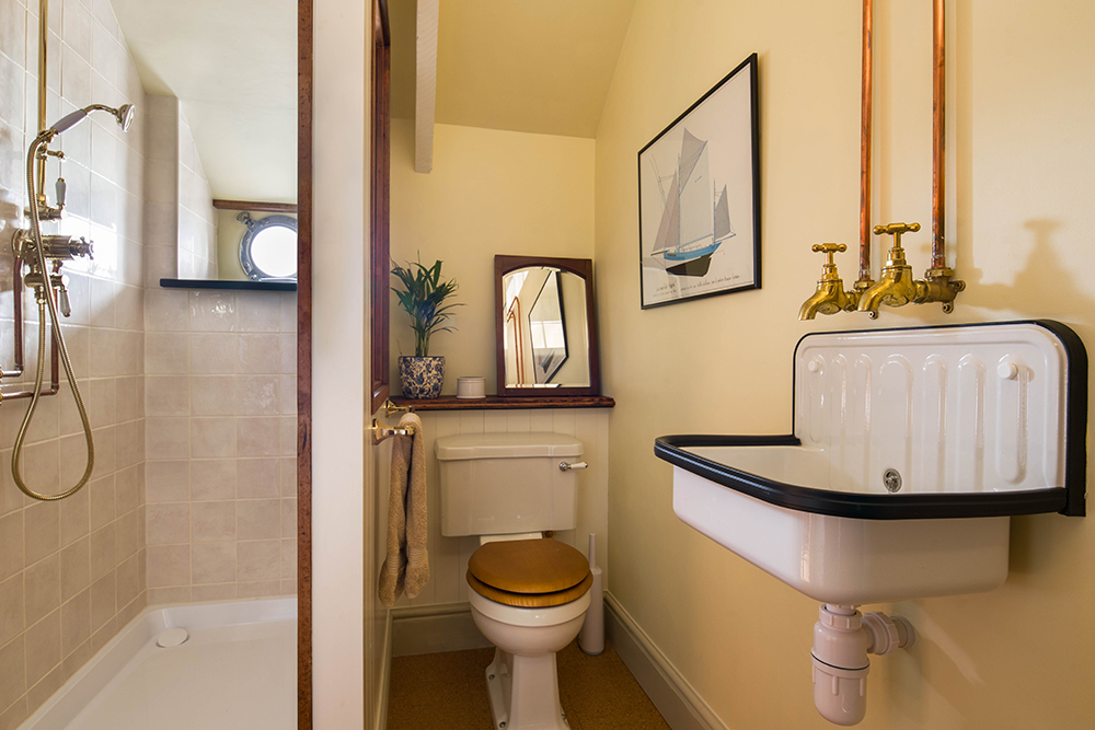 Retro English Cottage Bathroom