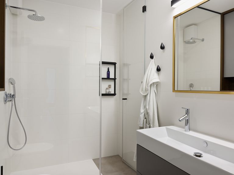 salle de bain blanche décoration design