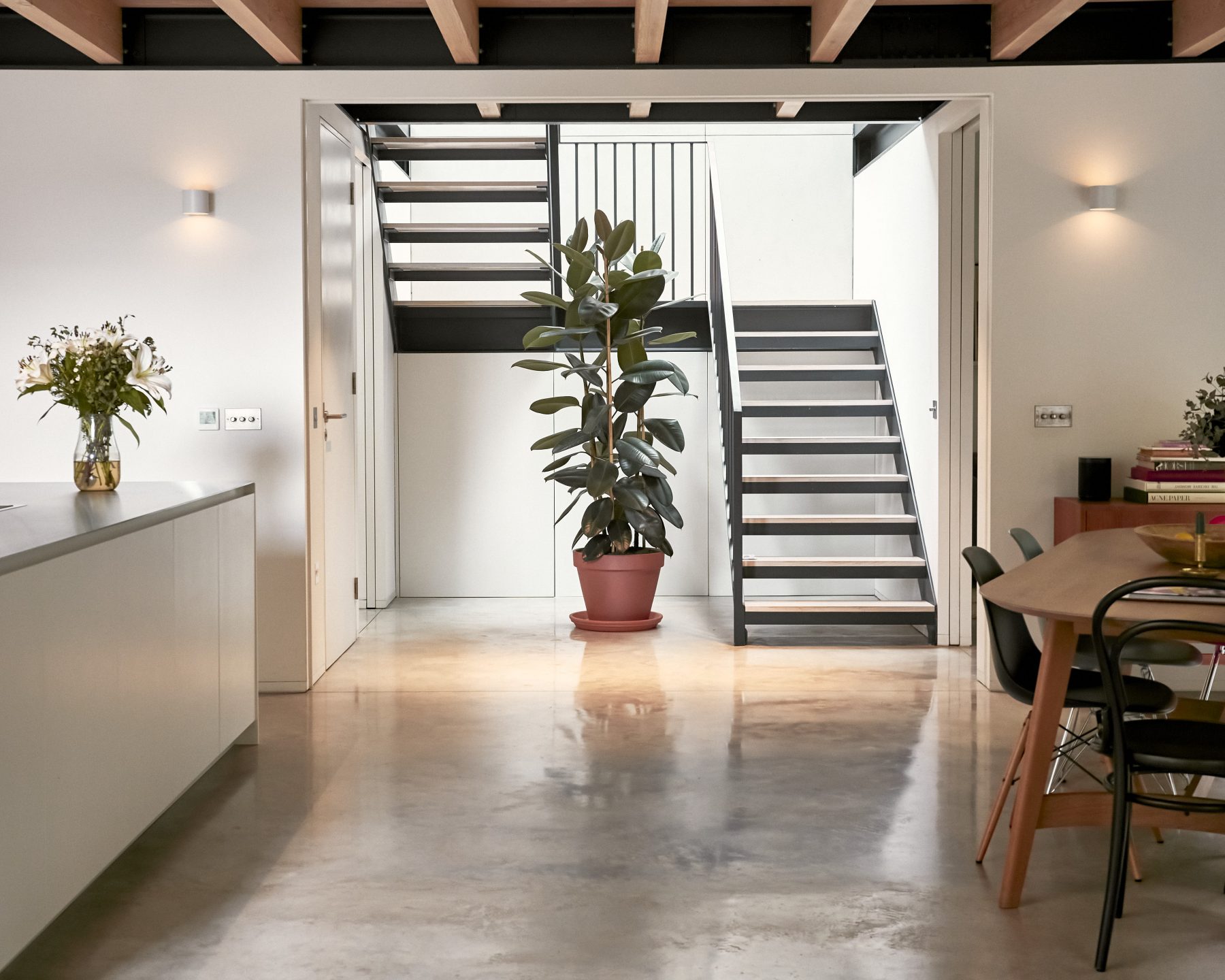 salon avec escalier maison design à Londres