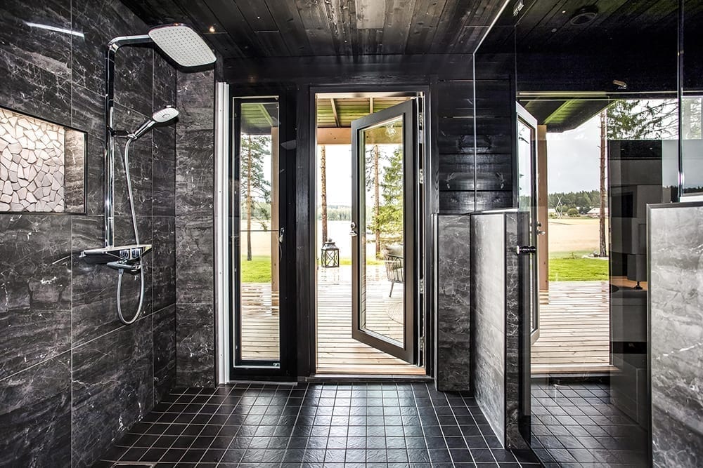 salle de bain noire maison en bois