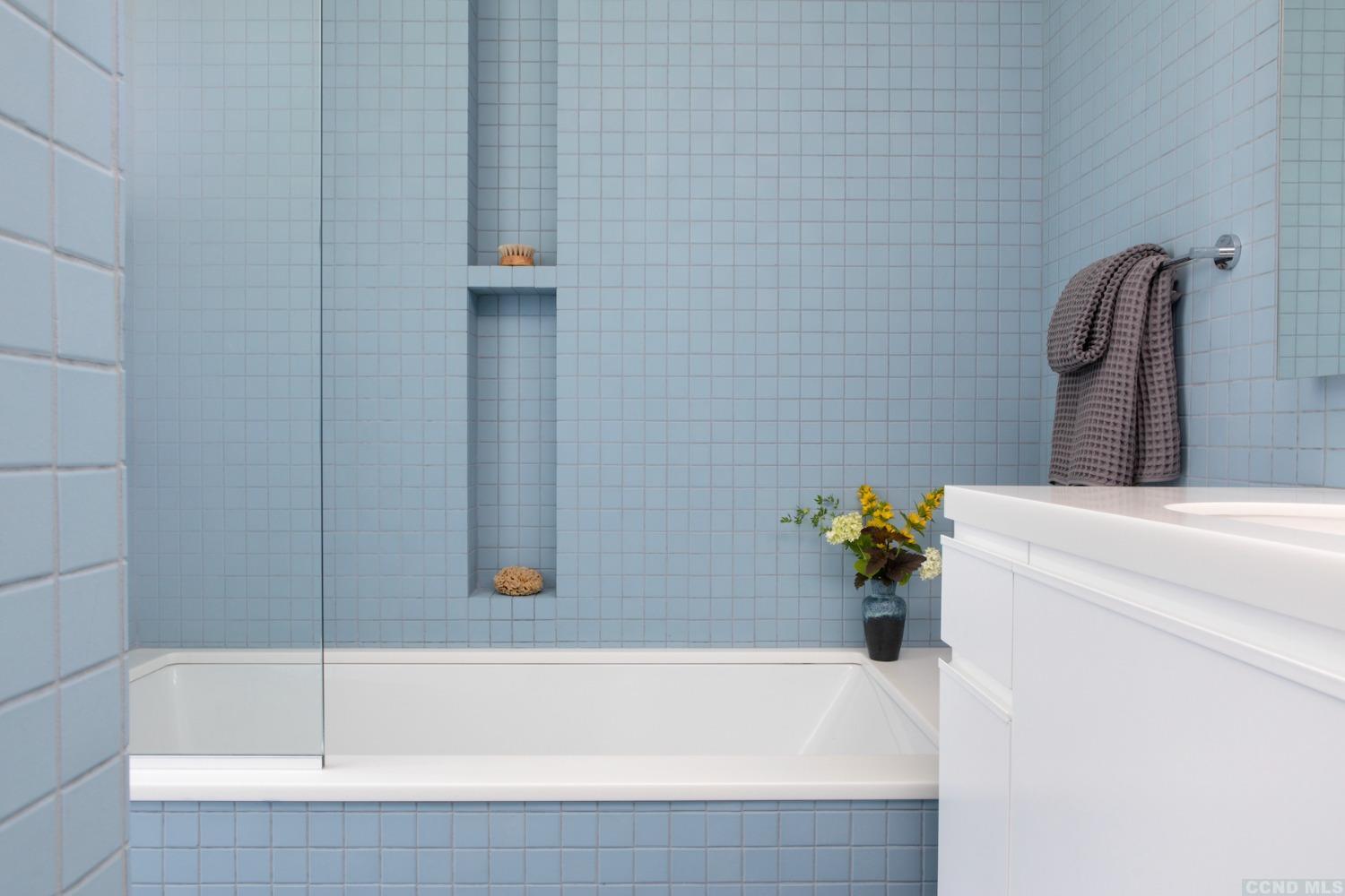 salle de bain carrelage bleu décoration design Sleeve House