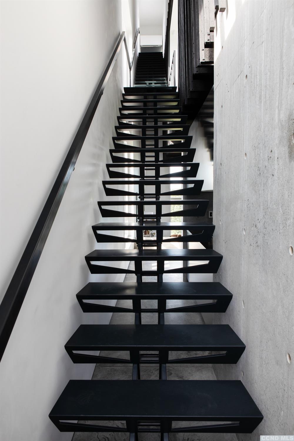 escalier acier noir