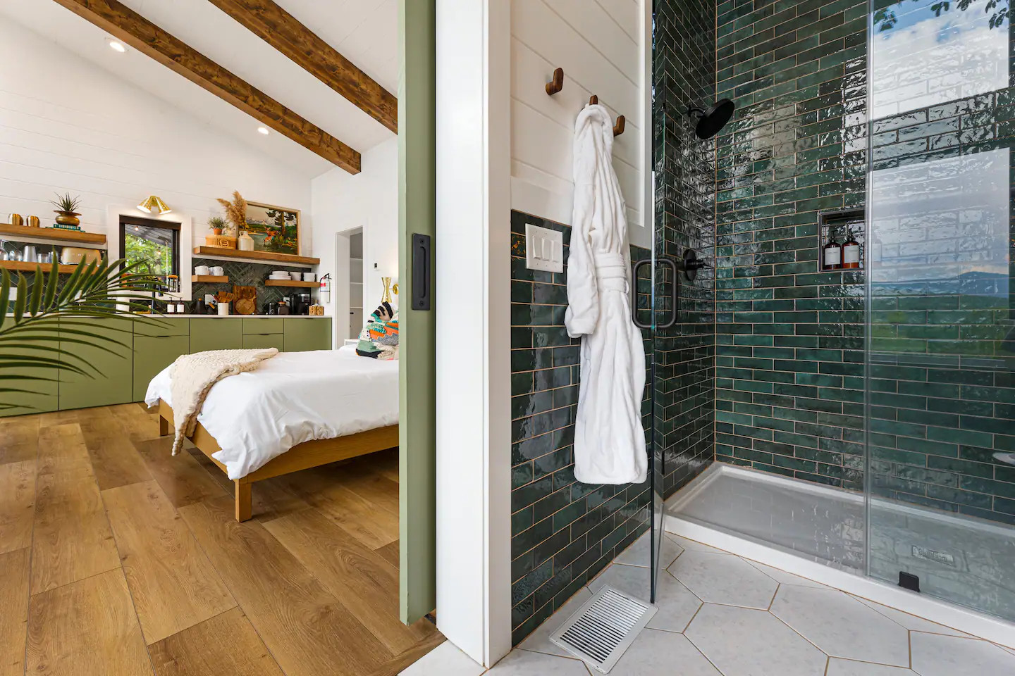 chambre avec salle de bain décoration verte