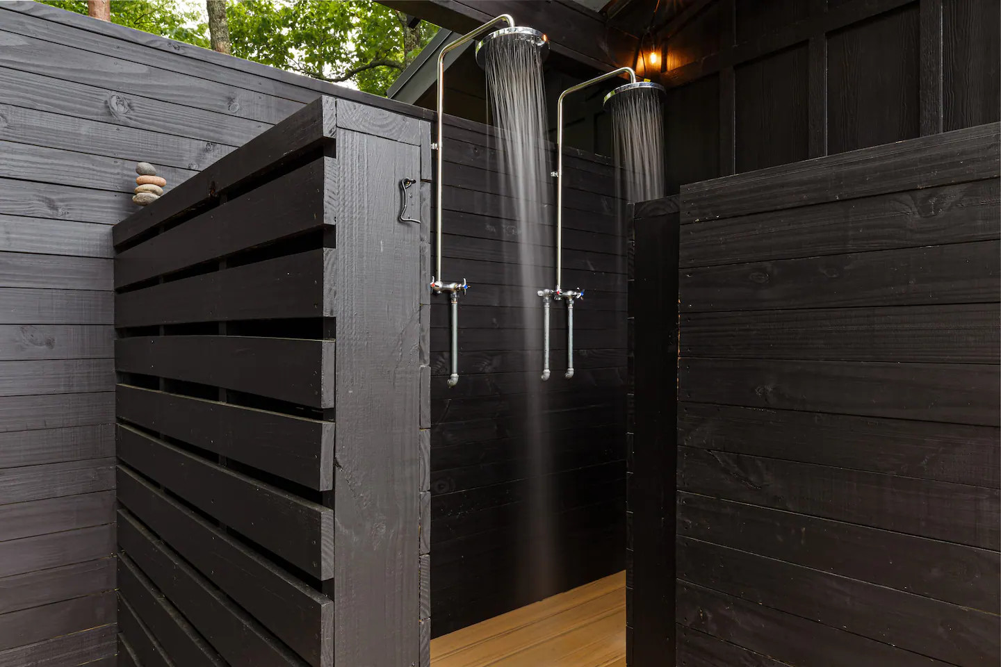 douche double sur terrasse maison en bois