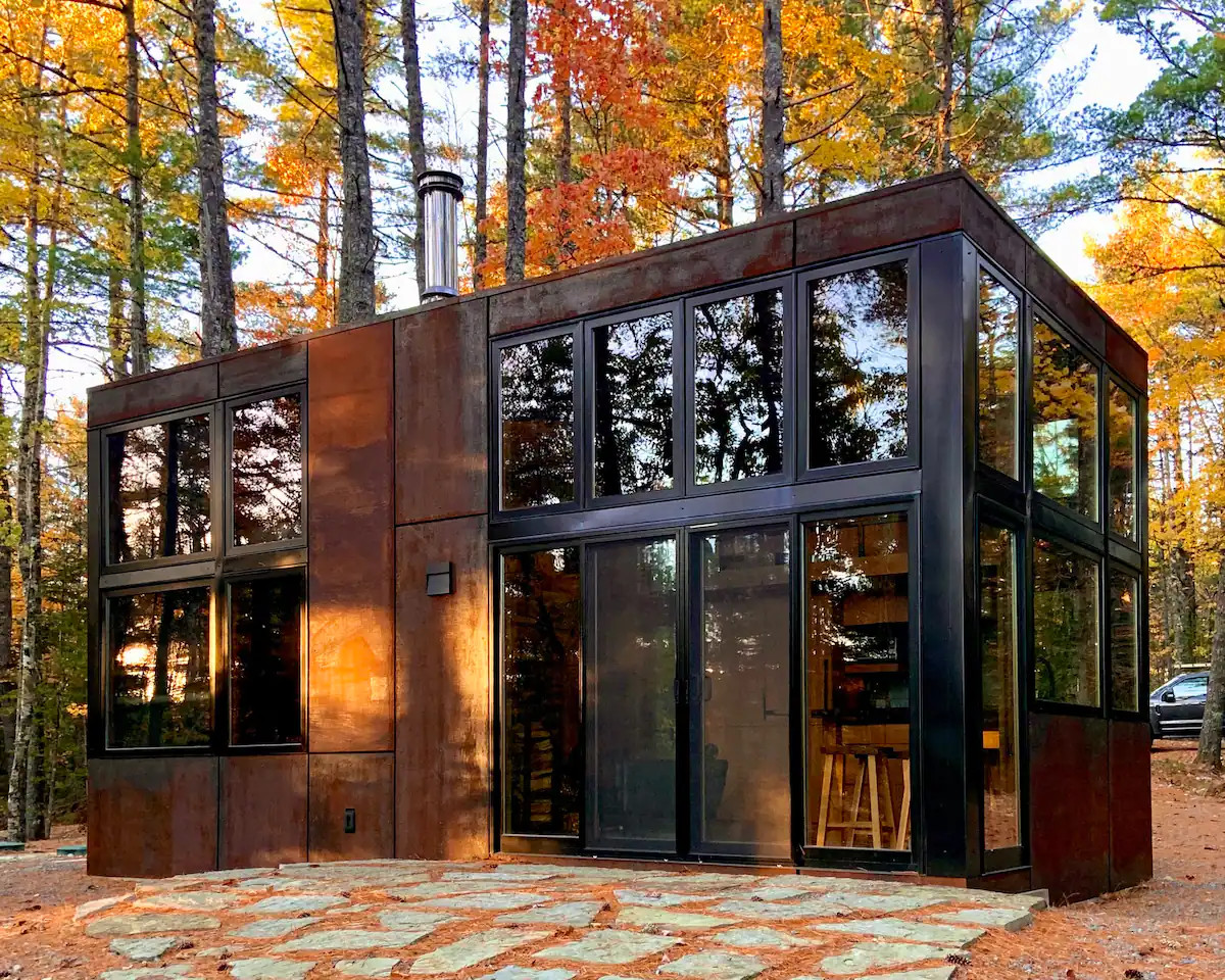 Une mini maison préfabriquée en acier et bois de 40m2 livrée par camion (avec plan)