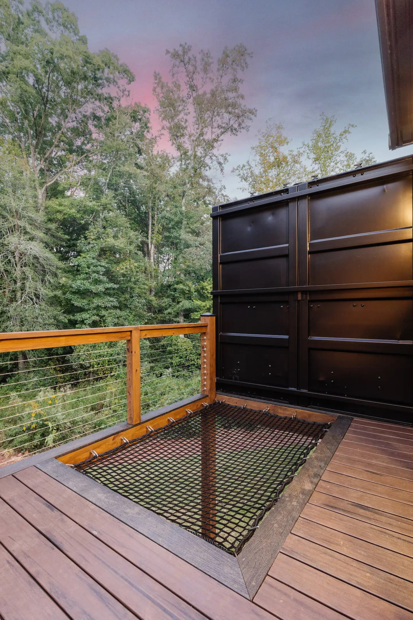 terrasse bois avec filet maison container 35m2