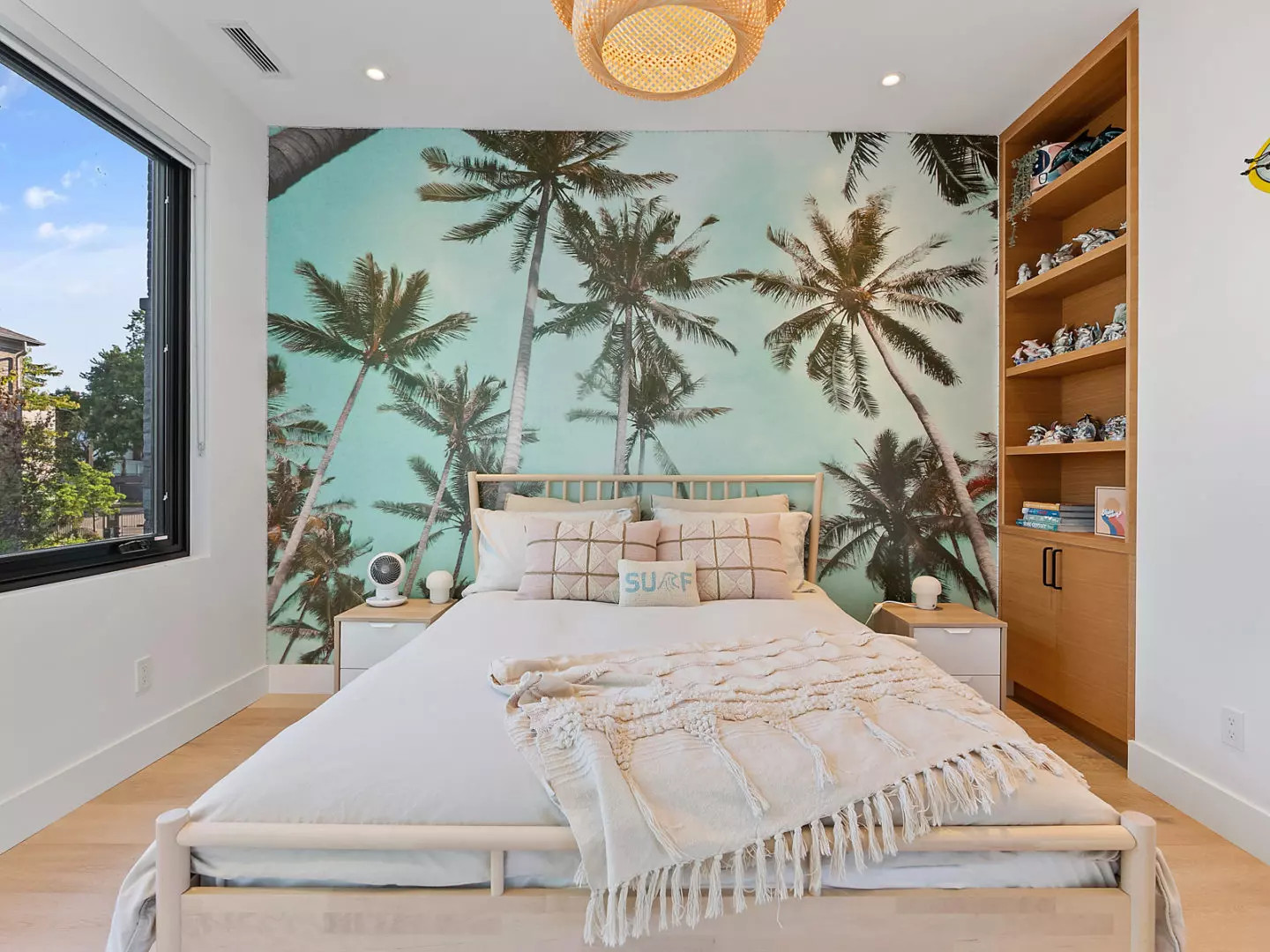 chambre avec papier-peint panoramique palmiers