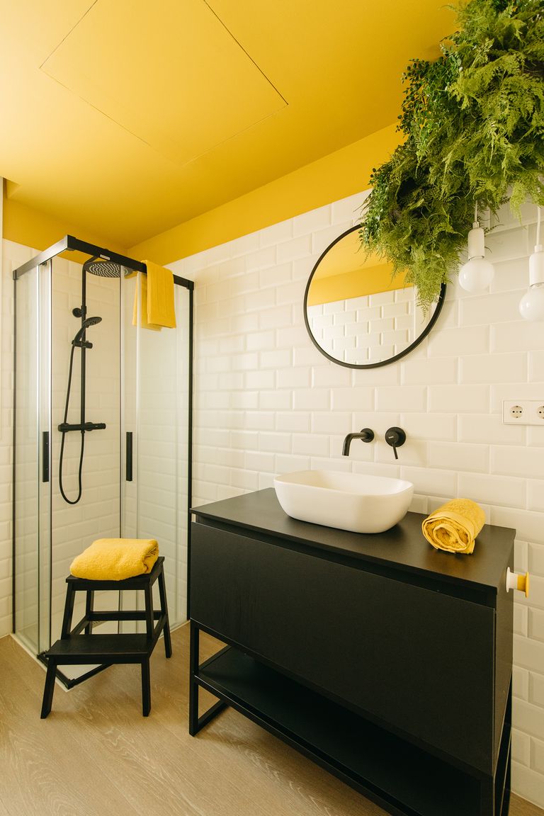 salle de bain noire et jaune