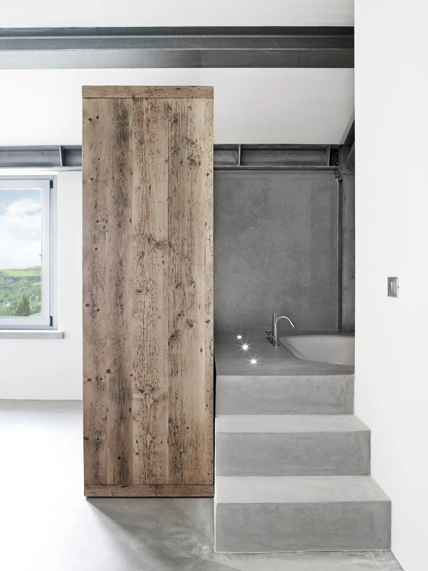 salle de bain grise et bois maison en pierres Italie Villa Vergelle