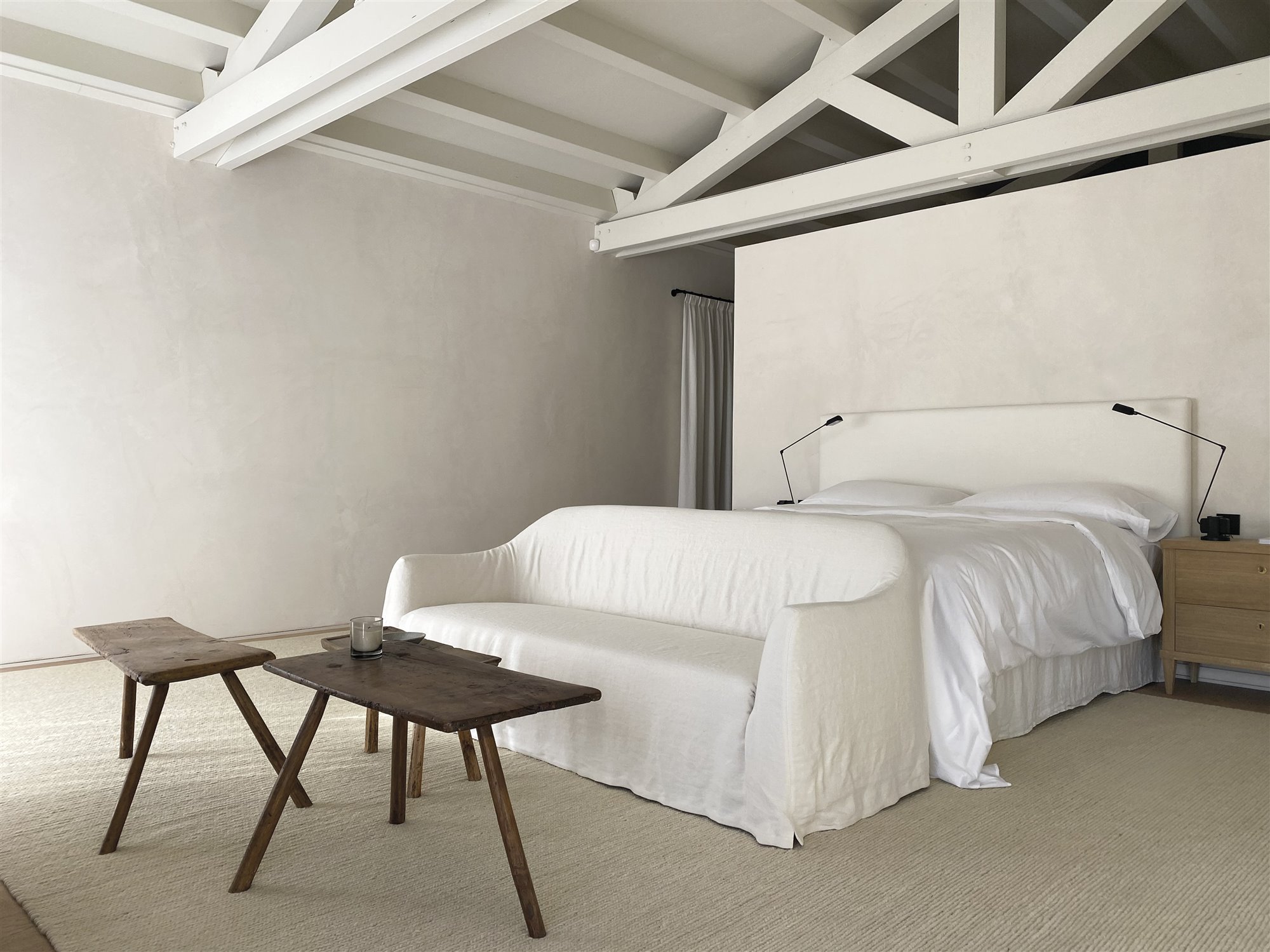 chambre avec poutres blanches décoration minimaliste