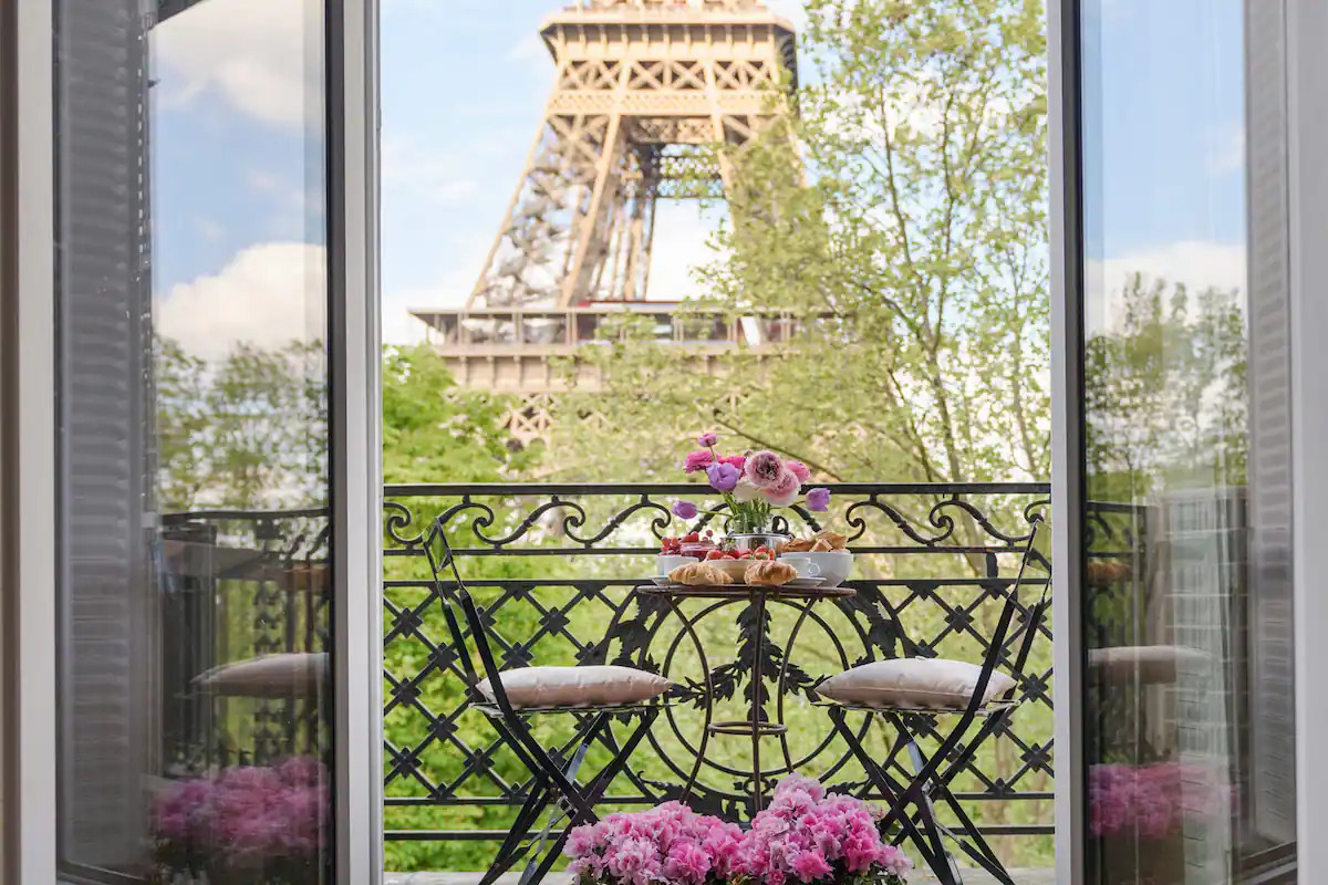 Un appartement classique à Paris avec une vue sur la Tour Eiffel