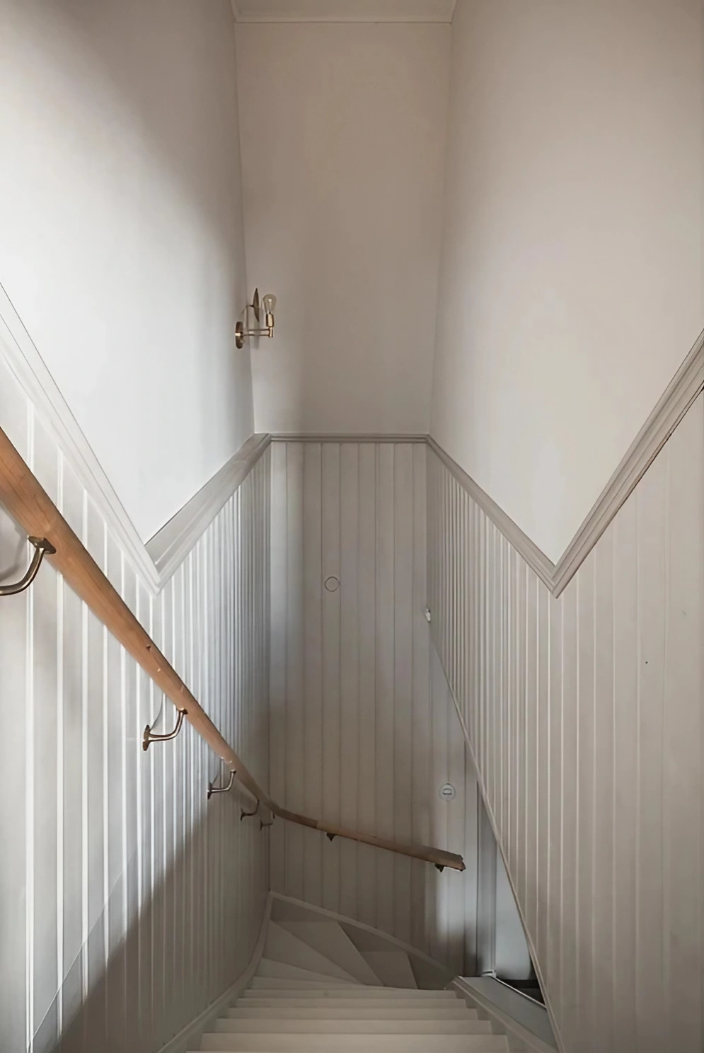 escalier bois peint