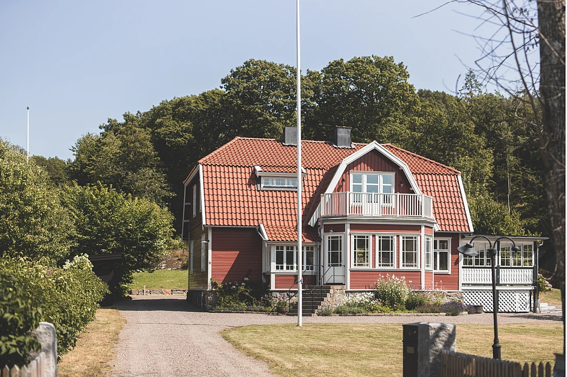 maison en bois rouge rénovée Suède"