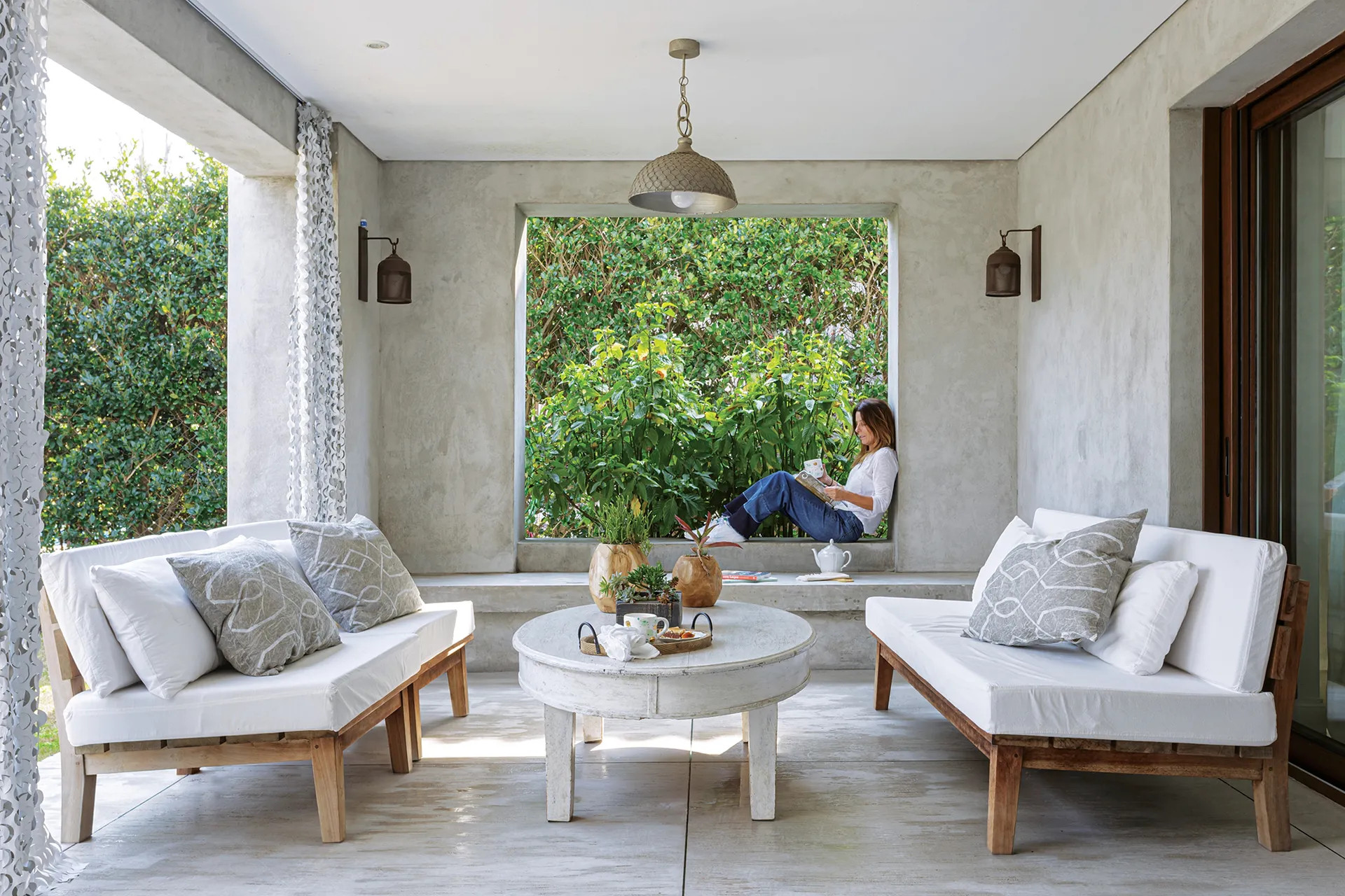 terraza cubierta con decoración natural