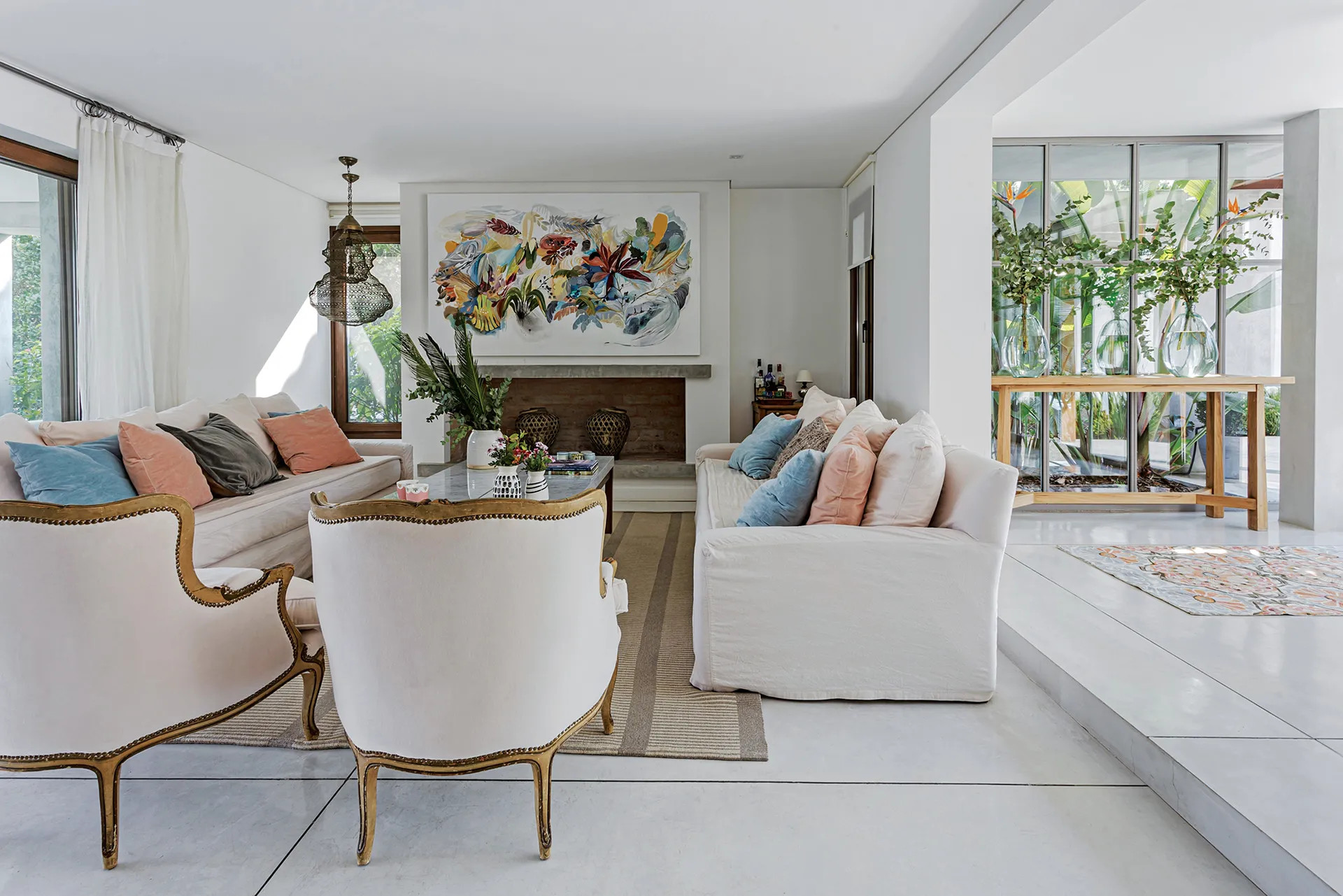 salón con chimenea