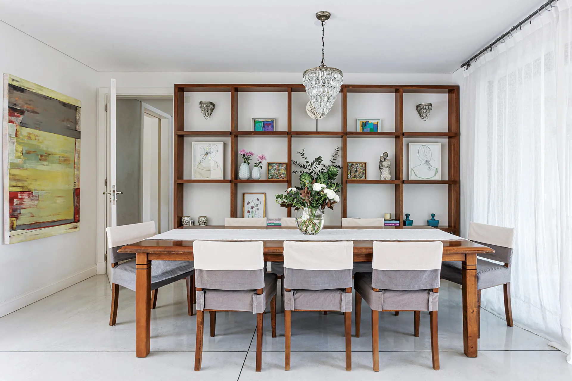sala de estar, decoración natural, muebles de madera oscura