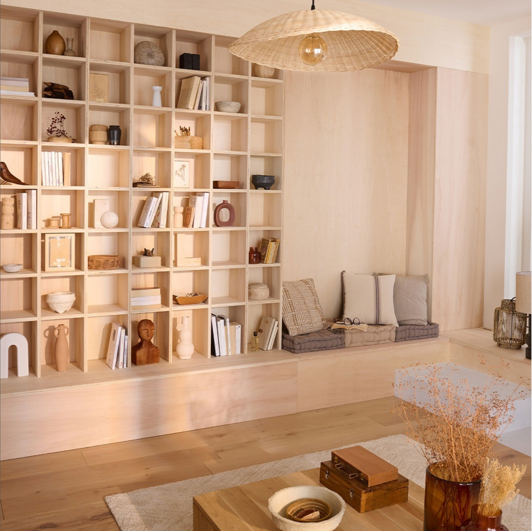 salon décoration design avec bibliothèque bois clair