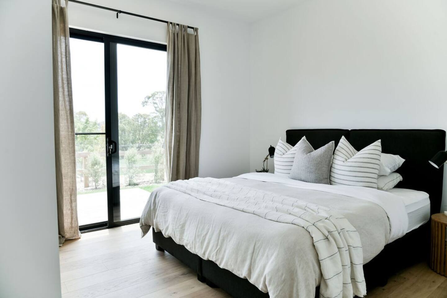 chambre minimaliste noire et blanche décoration design