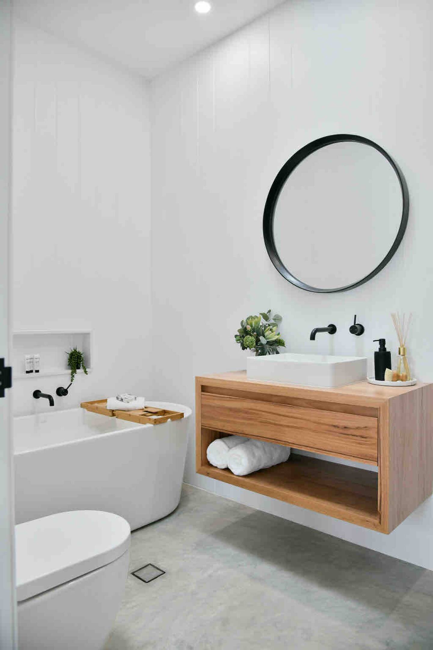 salle de bain blanche et bois décoration design