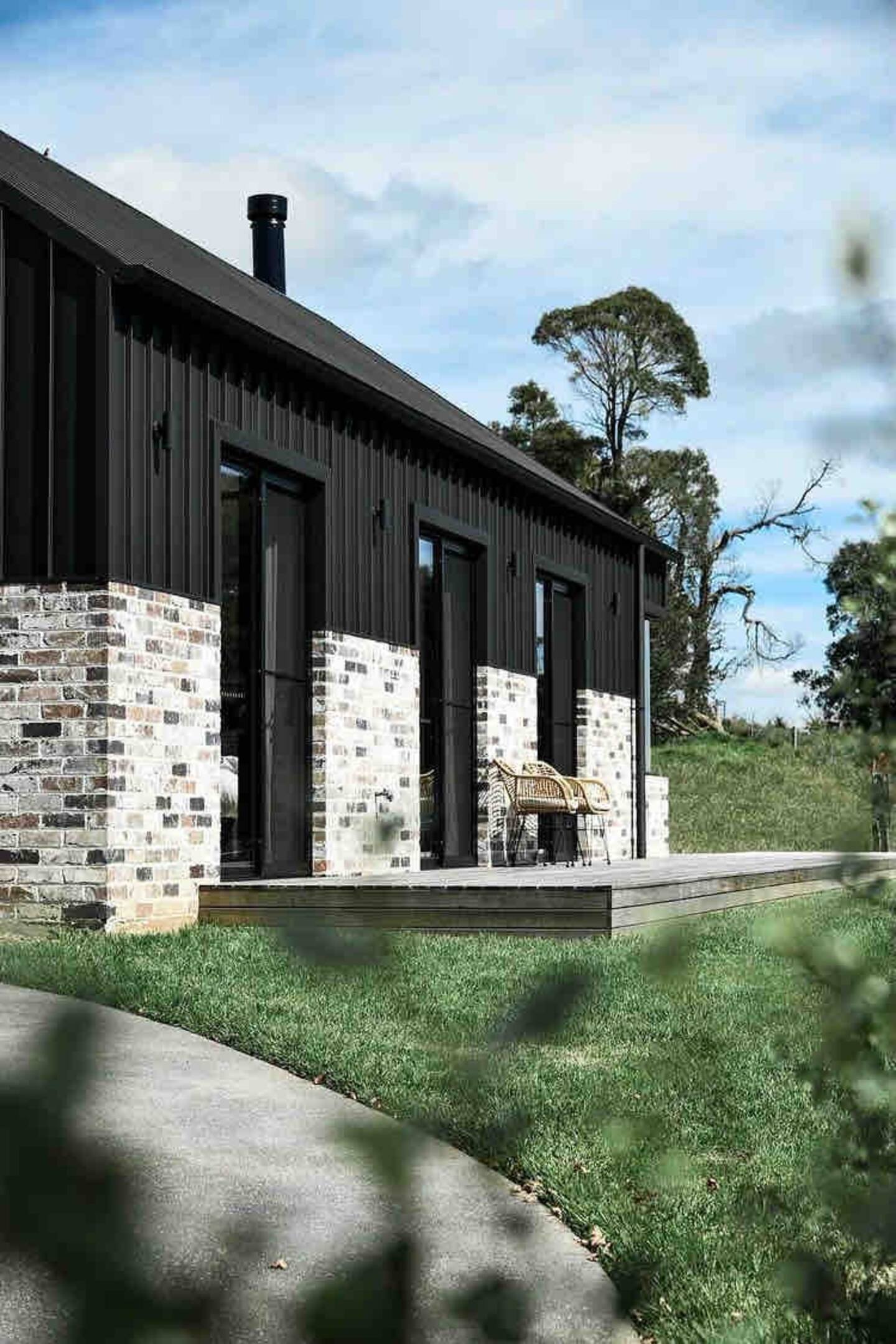 maison contemporaine façade briques et bois noir