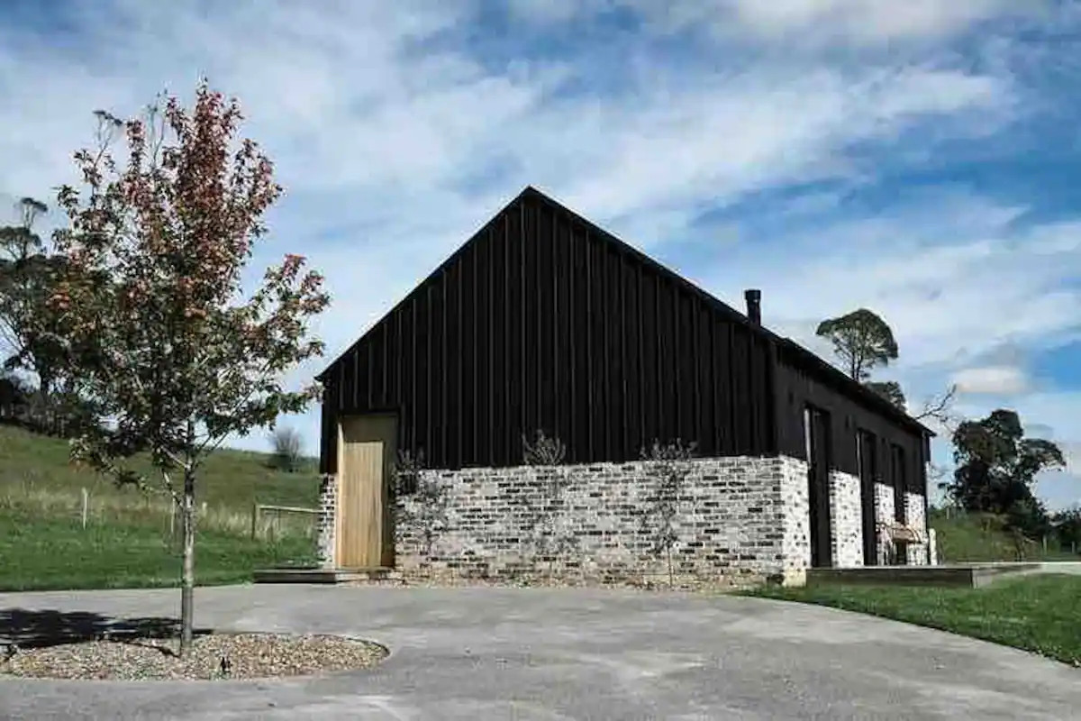 maison contemporaine façade briques et bois noir