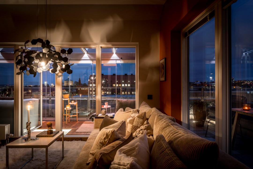 Cet appartement de 53m2 en couleurs avec un balcon vitré regarde la ville