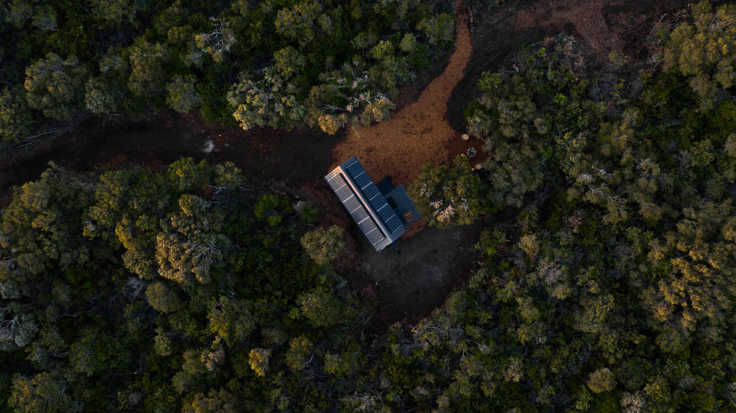 petite maison en bois avec panneaux solaires