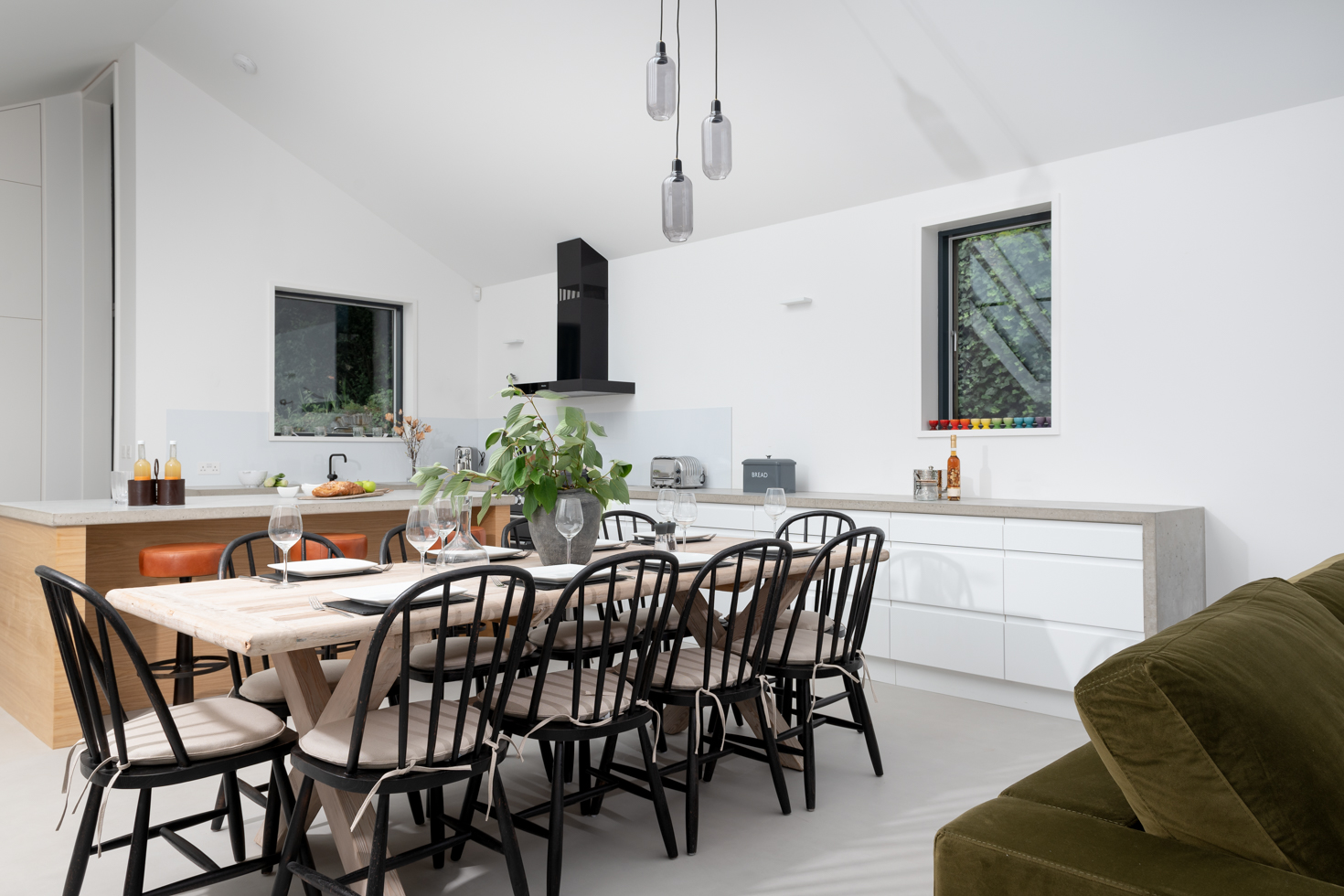 salle à manger avec cuisine blanche et bois décoration design