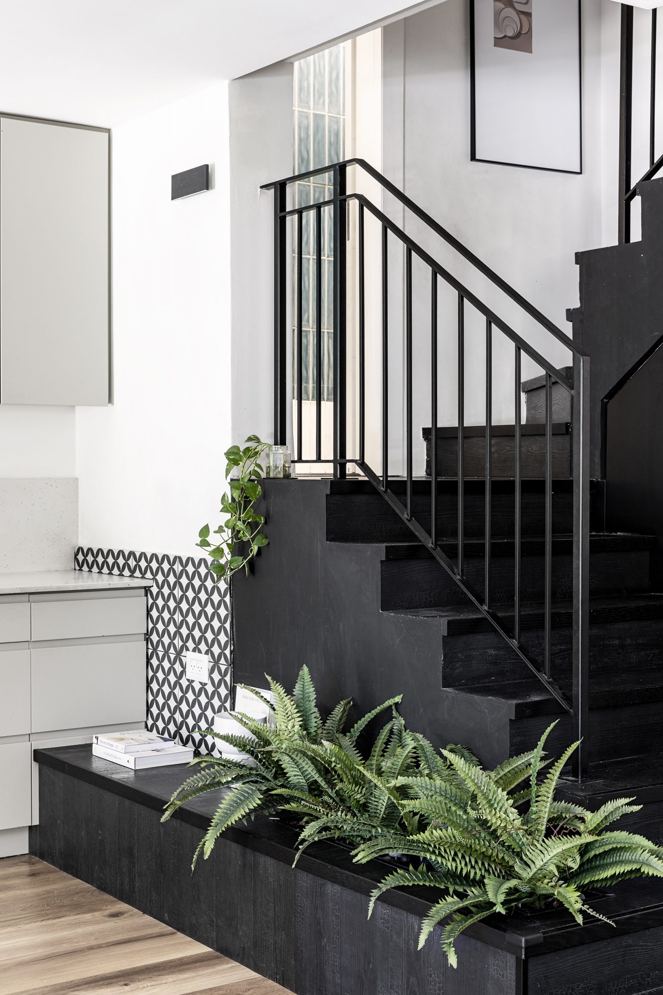 escalier avec plantes vertes décoration contemporaine