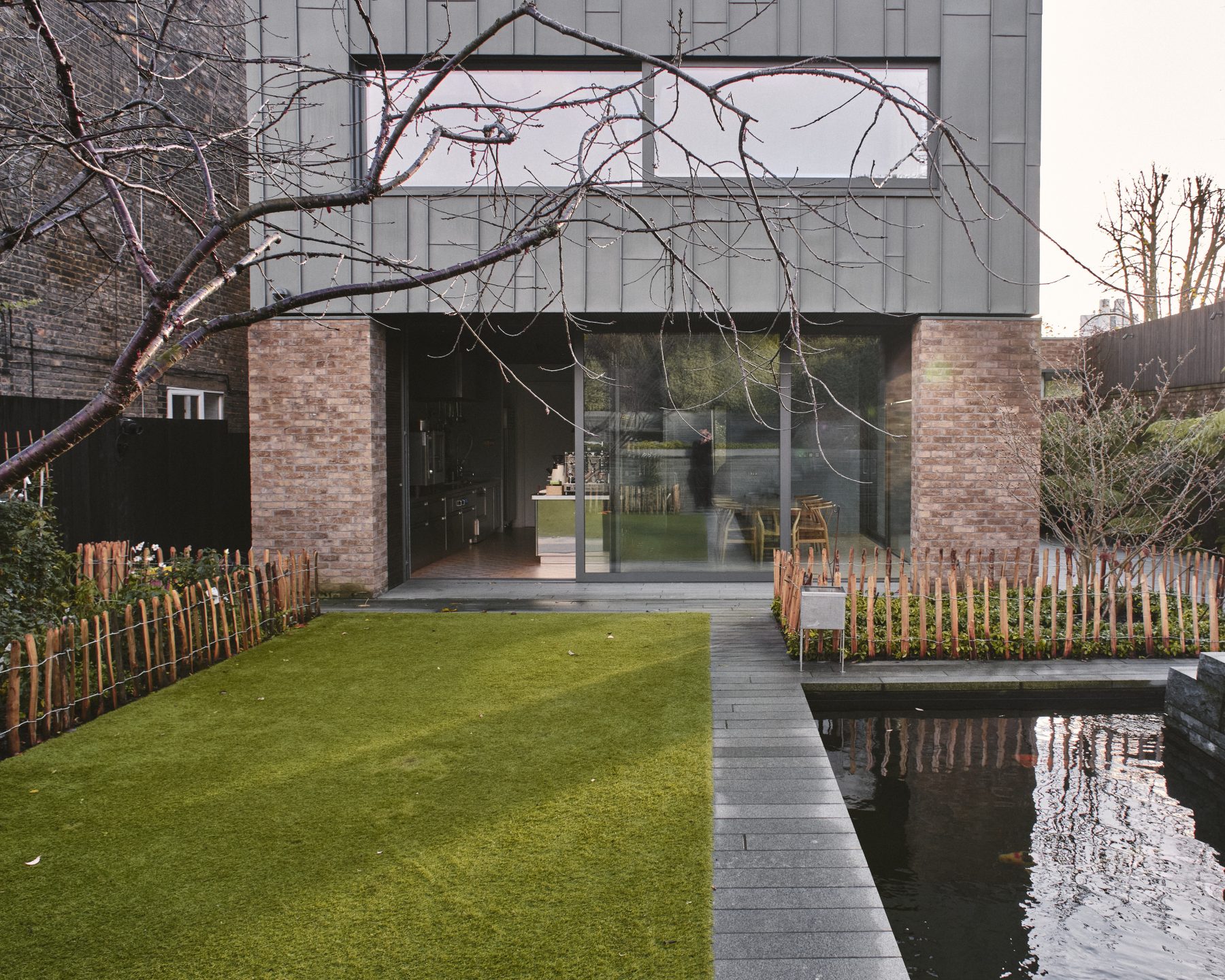 immense maison contemporaine avec jardin japonais