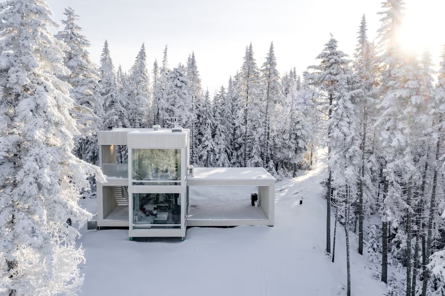 petite maison minimaliste dans la neige