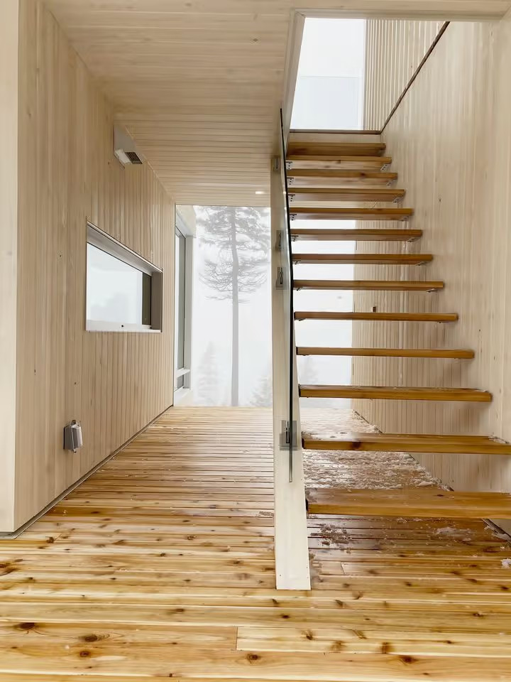 escalier bois extérieur petite maison minimaliste