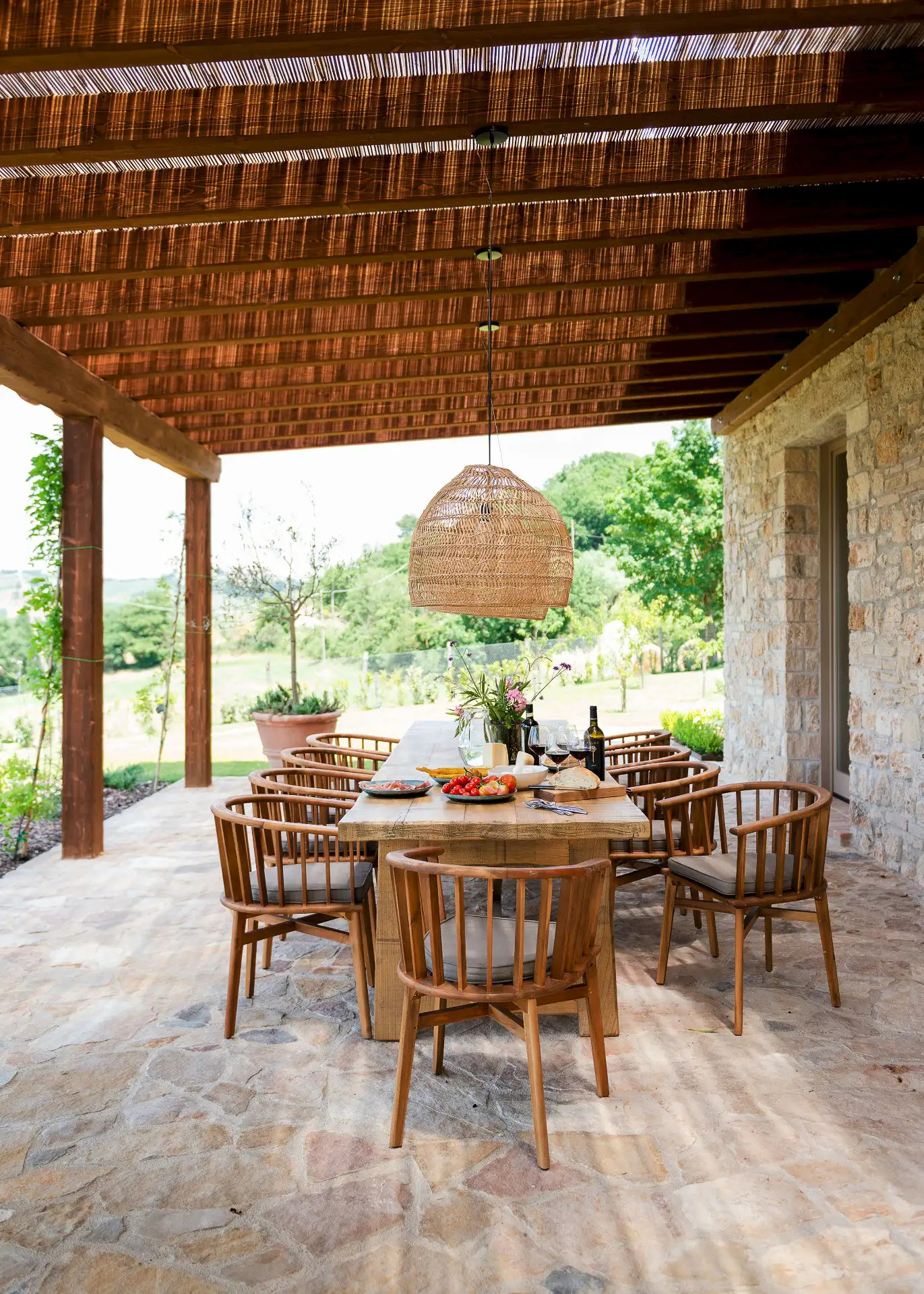terrasse avec pergola bois maison en pierres en Ombrie La Selva