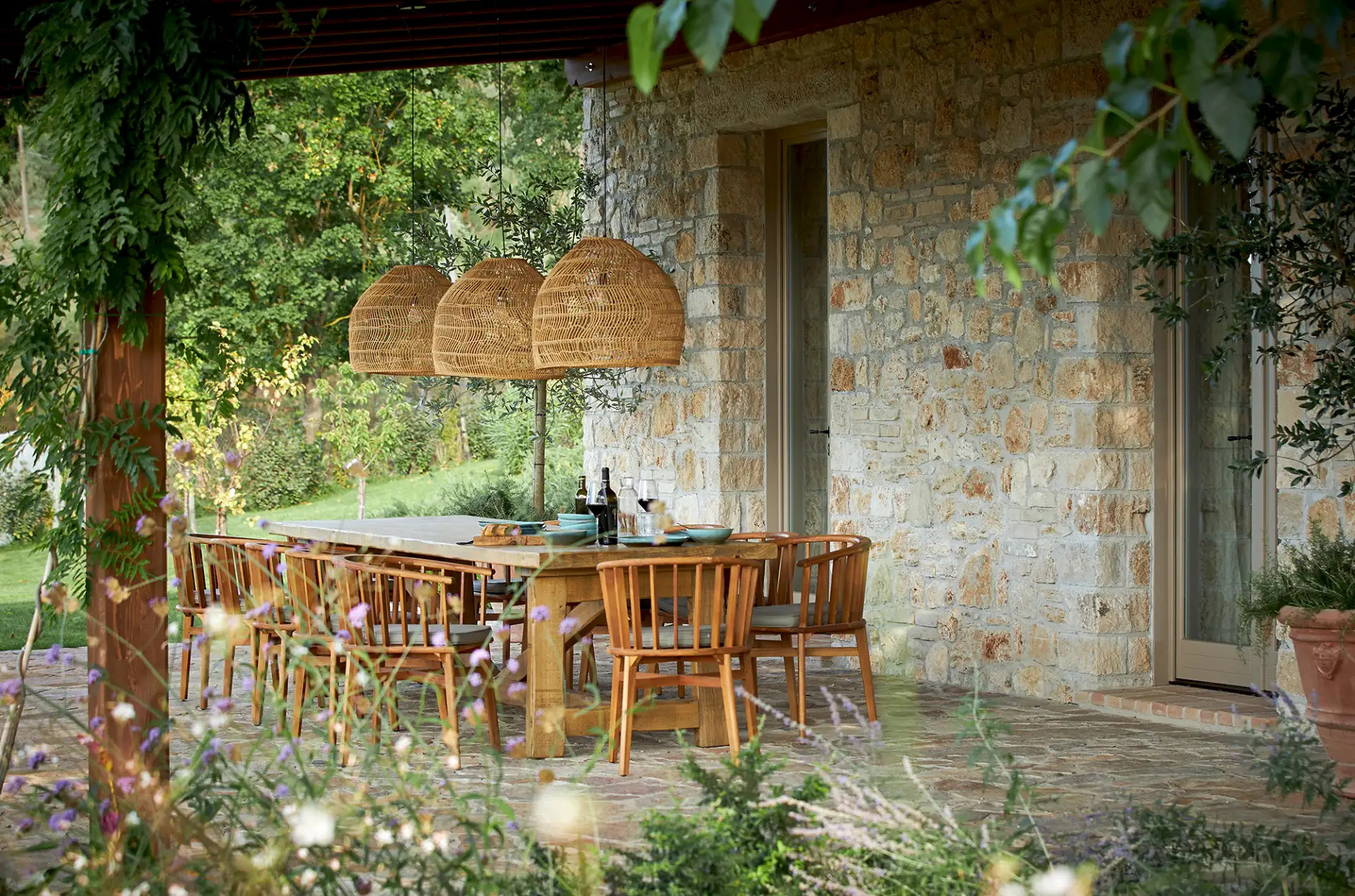 terrasse avec pergola bois maison en pierres en Ombrie La Selva