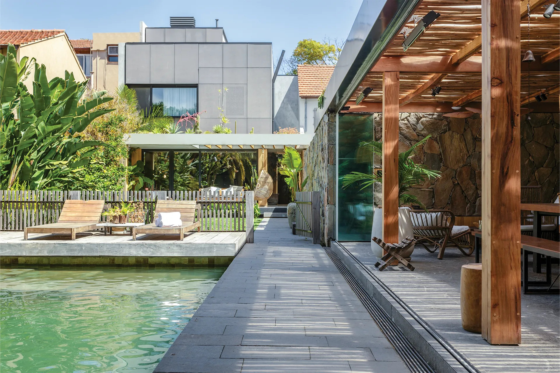 jardin avec terrasse et pergola bois et piscine
