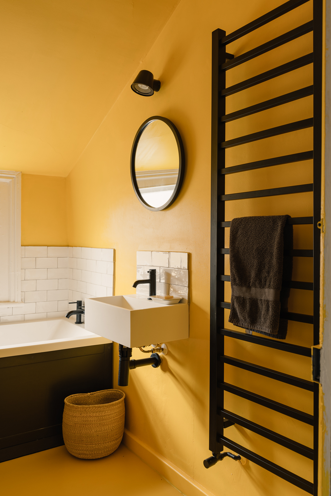 salle de bain jaune