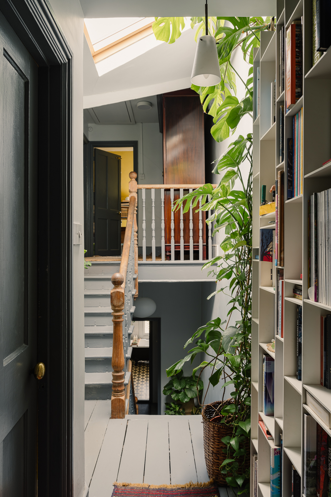 palier escalier avec bibliothèque